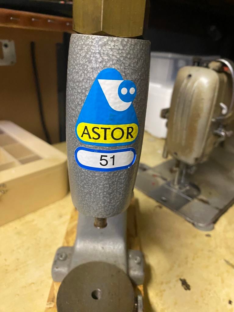 Astor 51 knopenpers machine, Ophalen, Zo goed als nieuw