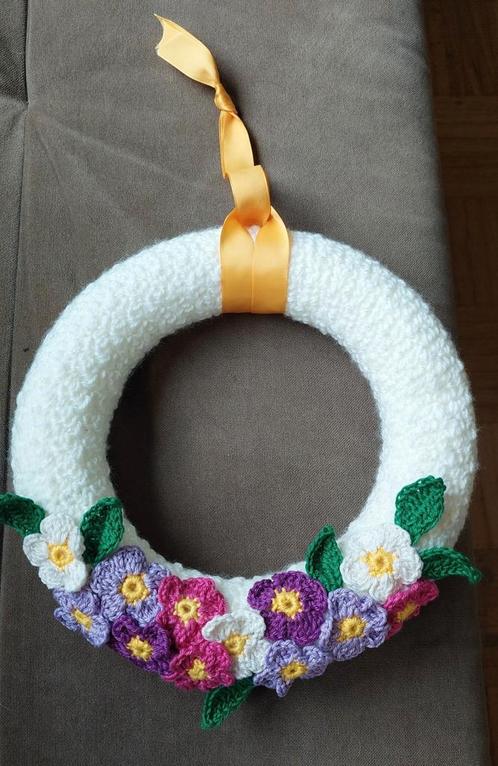 Prachtige gehaakte krans met bloemen voor aan de deur, Huis en Inrichting, Woonaccessoires | Kransen, Nieuw, Ophalen of Verzenden