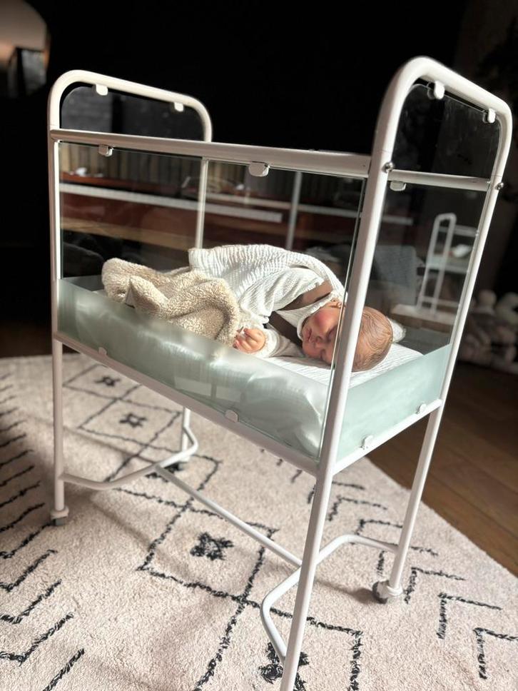 Vintage babybedje ziekenhuis, Kinderen en Baby's, Babywiegjes en Ledikanten, Gebruikt, Ledikant, Ophalen