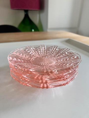 Vintage roze gebaksbordjes beschikbaar voor biedingen