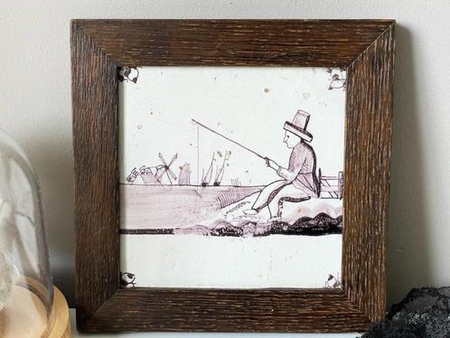 Oude Mangaankleurige Tegel met afbeelding van Visser, Antiek en Kunst, Antiek | Wandborden en Tegels, Ophalen of Verzenden
