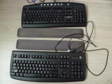 2 Toetsenborden en 2 armsteunen voor computergebruik. beschikbaar voor biedingen