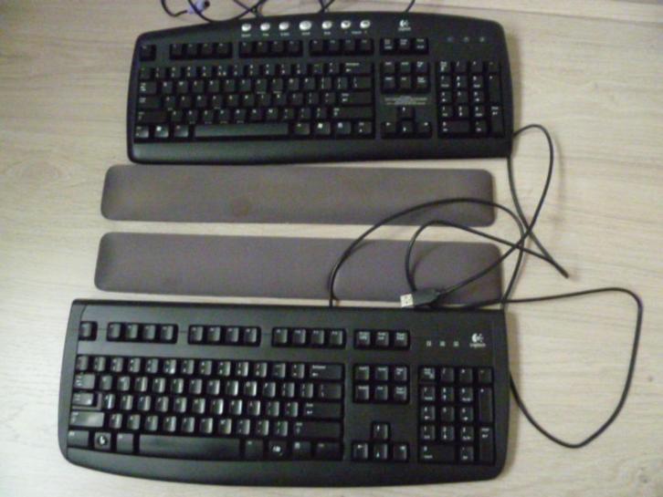 2 Toetsenborden en 2 armsteunen voor computergebruik., Computers en Software, Toetsenborden, Gebruikt, Bedraad, Ophalen of Verzenden