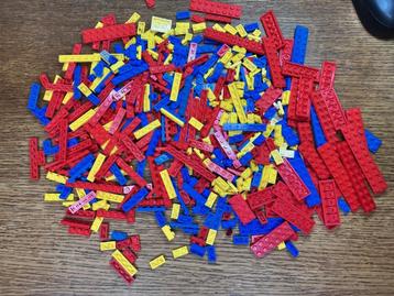 Lot LEGO ruim 250 diverse plates in primaire kleuren beschikbaar voor biedingen