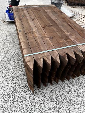 Houten palen grenen beschikbaar voor biedingen