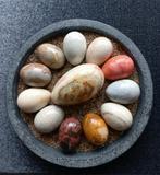 Stenen schaal met mooie, marmeren eieren., Ophalen, Rond, Steen of Aardewerk