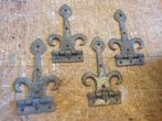 4 Fleur de lys scharnieren. Smeedijzer. boerendeur, Ophalen of Verzenden, Zo goed als nieuw, IJzer, Scharnier