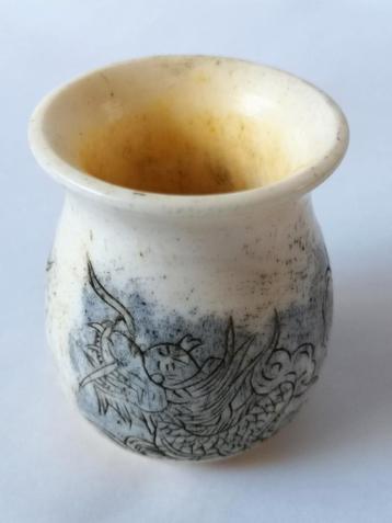 Klein potje van bot  beschikbaar voor biedingen