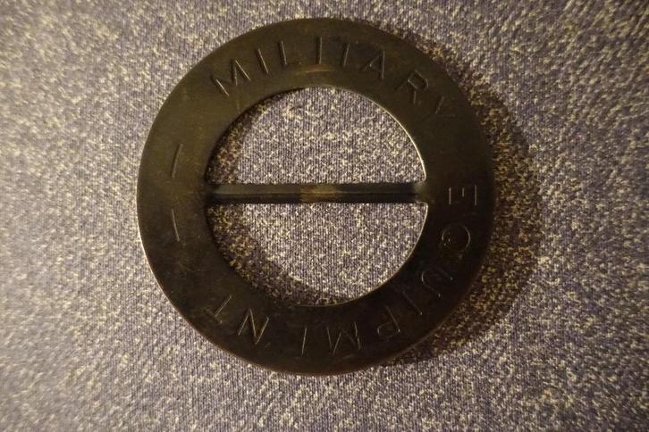 Vintage ronde metalen gesp met tekst "military equipment", Hobby en Vrije tijd, Naaien en Fournituren, Gebruikt, Rits of Sluiting
