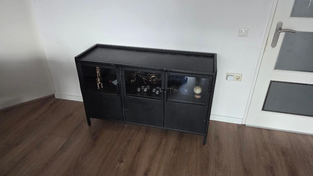 Zwart stalen dressoir. 81x129x43 (HxBxD), Ophalen, 100 tot 150 cm, Zo goed als nieuw, Glas