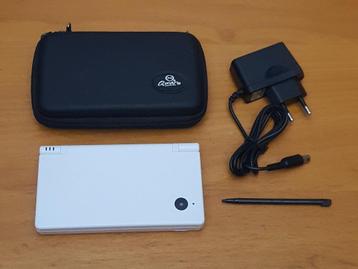 Nintendo DSi met OPLADER & CASE TAS beschikbaar voor biedingen