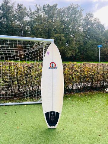 Surfboard 6’10 beschikbaar voor biedingen