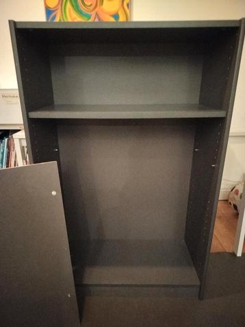 Houten boekenkast grijs, 2 planken  beschikbaar voor biedingen