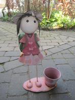 bloempot   /   beeld meisje     metaal      hoogte 55 cm, Tuin en Terras, 40 tot 70 cm, Tuin, Rond, Gebruikt