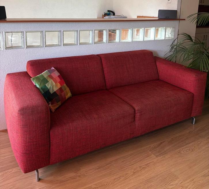 Rode 2,5-zits bank van Hulshoff in zeer goede staat, Huis en Inrichting, Banken | Bankstellen, Gebruikt, Rechte bank, Tweepersoons