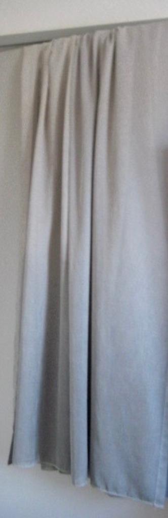 2 GROTE VITRAGE ,ONDER GRIJS NAAR BOVEN TOE HEEL LICHTGRIJS beschikbaar voor biedingen