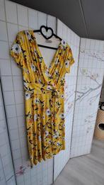 Gele jurk met bloemen van Vintage Chic, Geel, Maat 42/44 (L), Ophalen of Verzenden, Gedragen