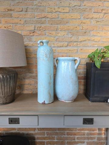 Twee mooie brocante landelijke vazen beschikbaar voor biedingen