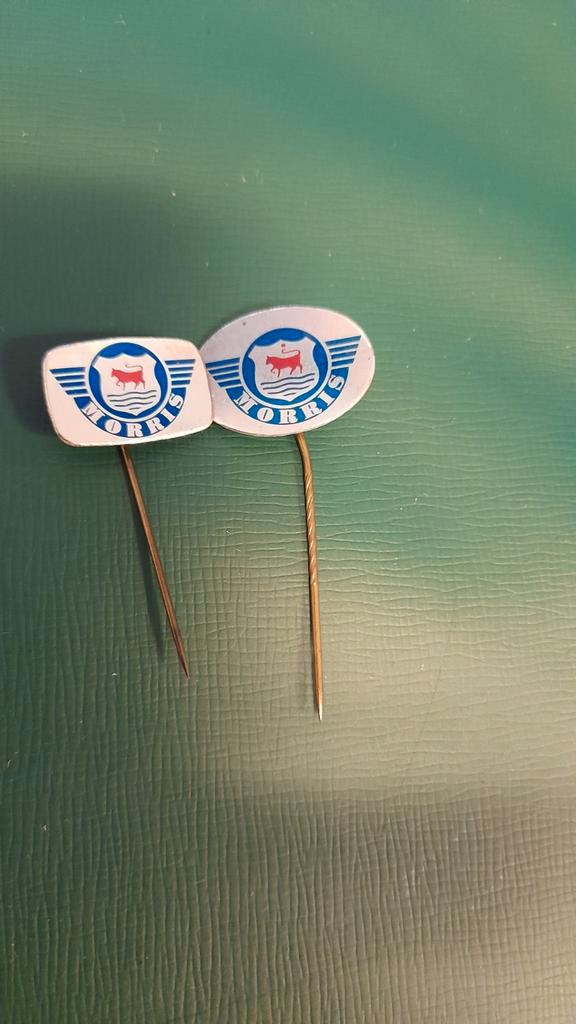 2 Vintage Morris Speldjes, Auto diversen, Autostickers, Ophalen of Verzenden