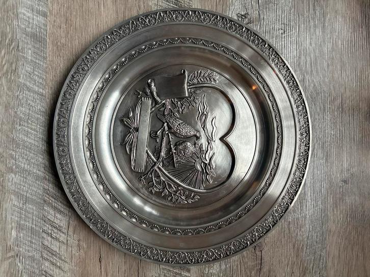 Tinnen sierbord met decoratie, Antiek en Kunst, Antiek | Schalen, Ophalen of Verzenden