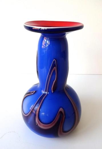 Glazen vaas blauw opaline met golfmotief lange hals 2809-g beschikbaar voor biedingen