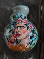 Kunst van Sharon vaas Frida Kahlo, Huis en Inrichting, Woonaccessoires | Vazen, Ophalen of Verzenden, Zo goed als nieuw, Overige kleuren