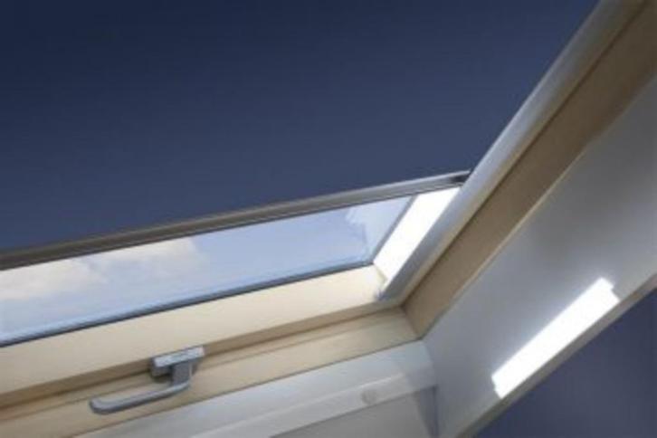 Elektrisch (!)  verduisterend rolgordijn Fakro NIEUW wit, Huis en Inrichting, Stoffering | Gordijnen en Lamellen, Nieuw, 150 tot 200 cm