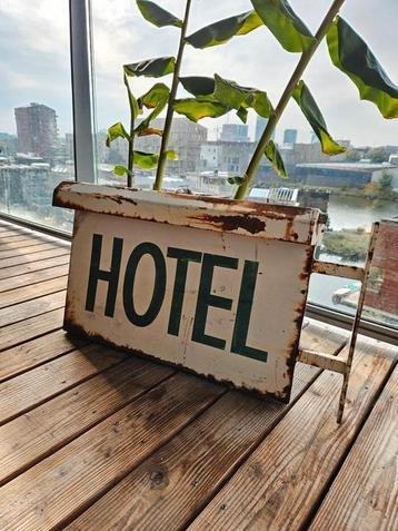 dubbelzijdig uithangbord HOTEL  beschikbaar voor biedingen