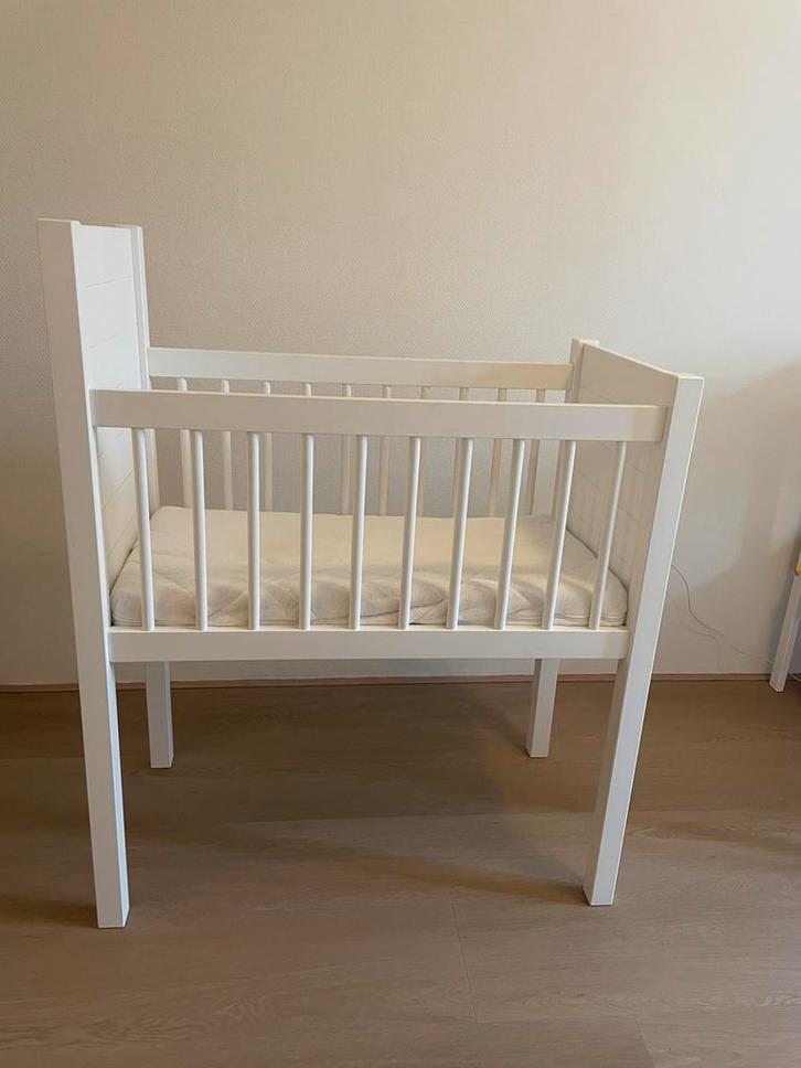 Kidsmill Noa wieg wit – zo goed als nieuw + matras & hoezen, Kinderen en Baby's, Babywiegjes en Ledikanten, Zo goed als nieuw