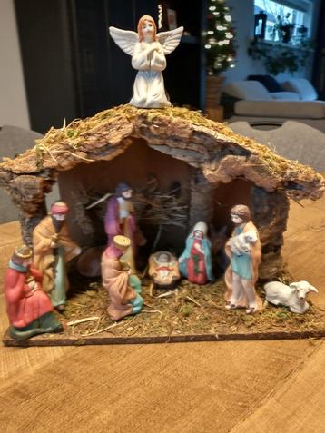 Kerststal met porseleinen beeldjes beschikbaar voor biedingen