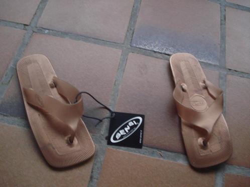 GRATIS VERZENDEN NIEUWE GOUDKLEURIGE SENSI SLIPPERS 37, Kleding | Dames, Schoenen, Nieuw, Slippers, Overige kleuren, Verzenden