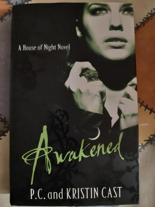 P.c and kristin cast:awakened.hardcover 9781905654840 engels, Boeken, Chicklit, Gelezen, Ophalen