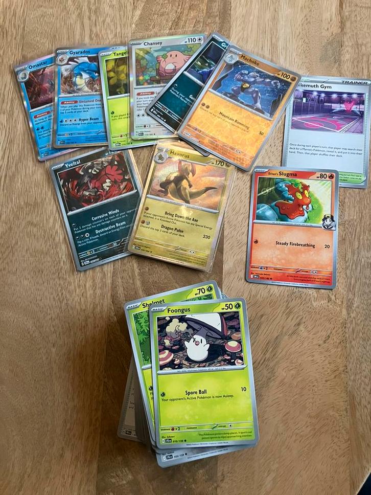 100 pokemon kaarten (prismatic, Journey, 151), Hobby en Vrije tijd, Verzamelkaartspellen | Pokémon, Zo goed als nieuw, Meerdere kaarten