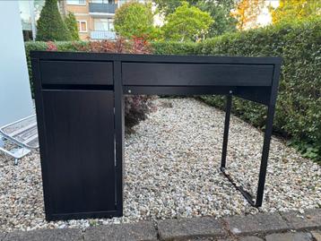 Zwart bureau (IKEA MICKE) beschikbaar voor biedingen