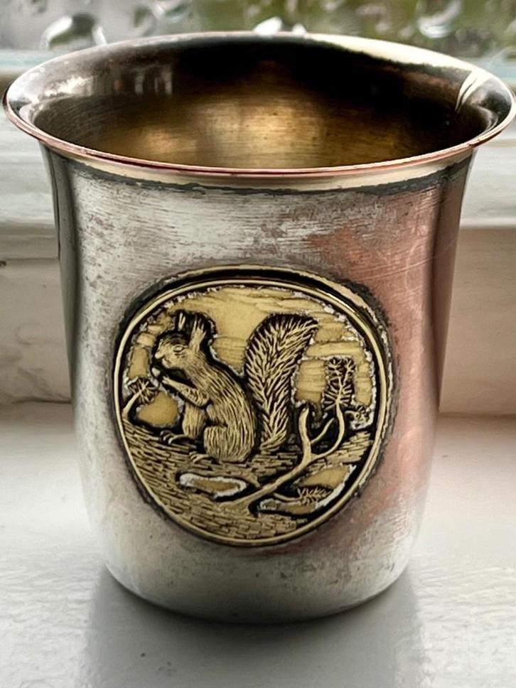 Gero Zilmeta Kinderbeker met Eekhoorn - 5 cm hoog, Antiek en Kunst, Antiek | Goud en Zilver, Zilver, Ophalen of Verzenden