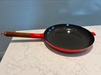 Le Creuset La Mama koekenpan 29 cm kersenrood, Huis en Inrichting, Gietijzer, Ophalen of Verzenden, Zo goed als nieuw, Keramische plaat