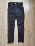 Spijkerbroek zwart H&M mt 42  ziet er netjes uit H&M mt 42 z, Kleding | Dames, Spijkerbroeken en Jeans, W33 - W36 (confectie 42/44)