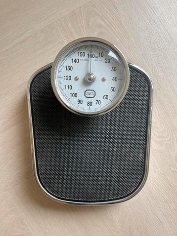 Retro Analoge Weegschaal beschikbaar voor biedingen
