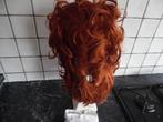 Hoge middeleeuwen rode pruik Pompadour met een befje, Kinderen en Baby's, Carnavalskleding en Verkleedspullen, Ophalen of Verzenden