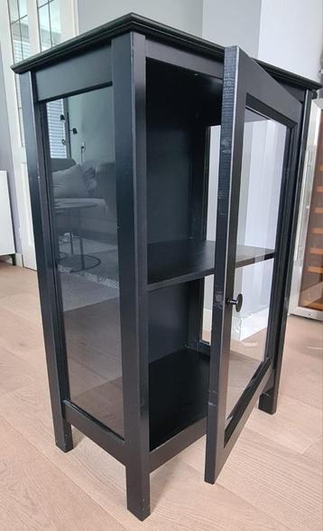 Klein zwart vitrine kastje beschikbaar voor biedingen