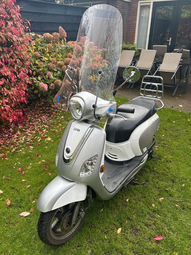 Sim Fiddle 3 scooter met brommerslot en helm, Fietsen en Brommers, Scooters | SYM, Gebruikt, Fiddle, Maximaal 45 km/u, Benzine