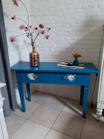 Brocante Side Table beschikbaar voor biedingen