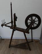 Antiek houten spinnewiel, Ophalen