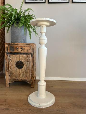 Mooie hoge piëdestal - planten tafel van hout beschikbaar voor biedingen