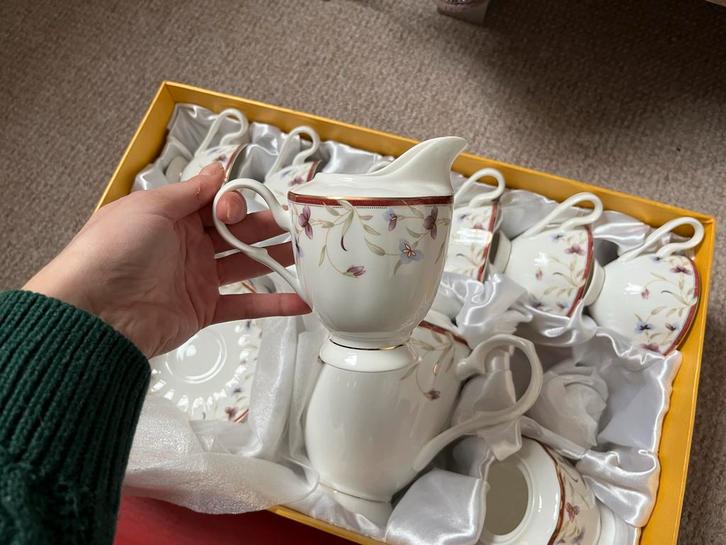 Compleet Theeservies met Bloemmotief - Perfecte Set Voor The, Antiek en Kunst, Antiek | Servies compleet, Ophalen of Verzenden