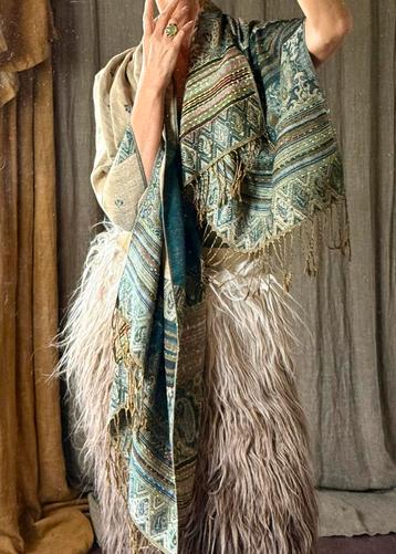 Prachtige sjaal in groene en taupe  vib kleuren! Etro like beschikbaar voor biedingen