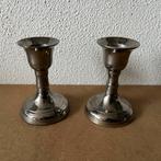 2 identieke, kleine verzilverde kandelaars, Antiek en Kunst, Antiek | Kandelaars, Ophalen of Verzenden, Zilver