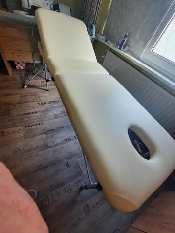 massage/behandeltafel met veel toebehoren beschikbaar voor biedingen
