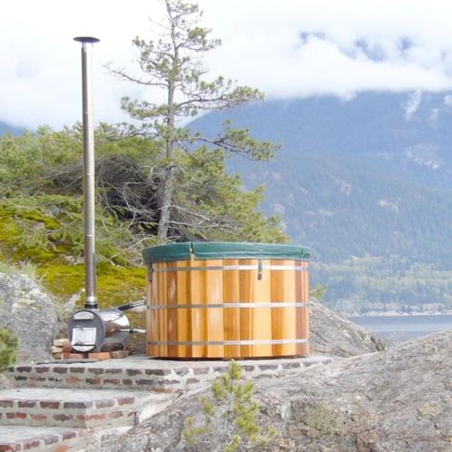 Red cedar hottub uit Canada met houtkachel en isolatiedeksel, Tuin en Terras, Bubbelbaden en Hottubs, Nieuw, Vast, Afdekzeil, Trap