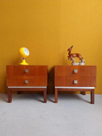 Set vintage design nachtkastjes, night stands, kastjes beschikbaar voor biedingen